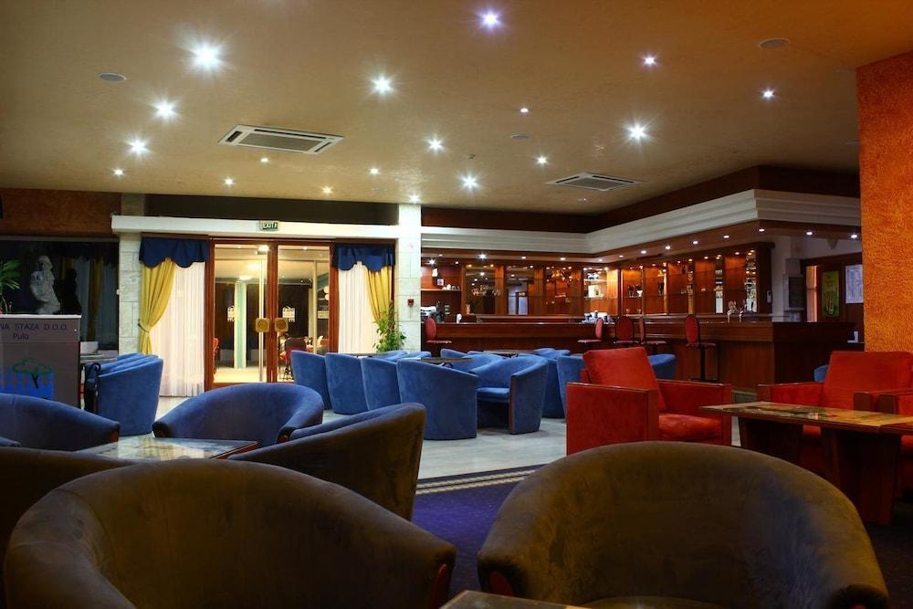 Hotel Pula Bagian luar foto