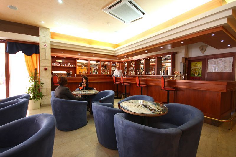 Hotel Pula Bagian luar foto