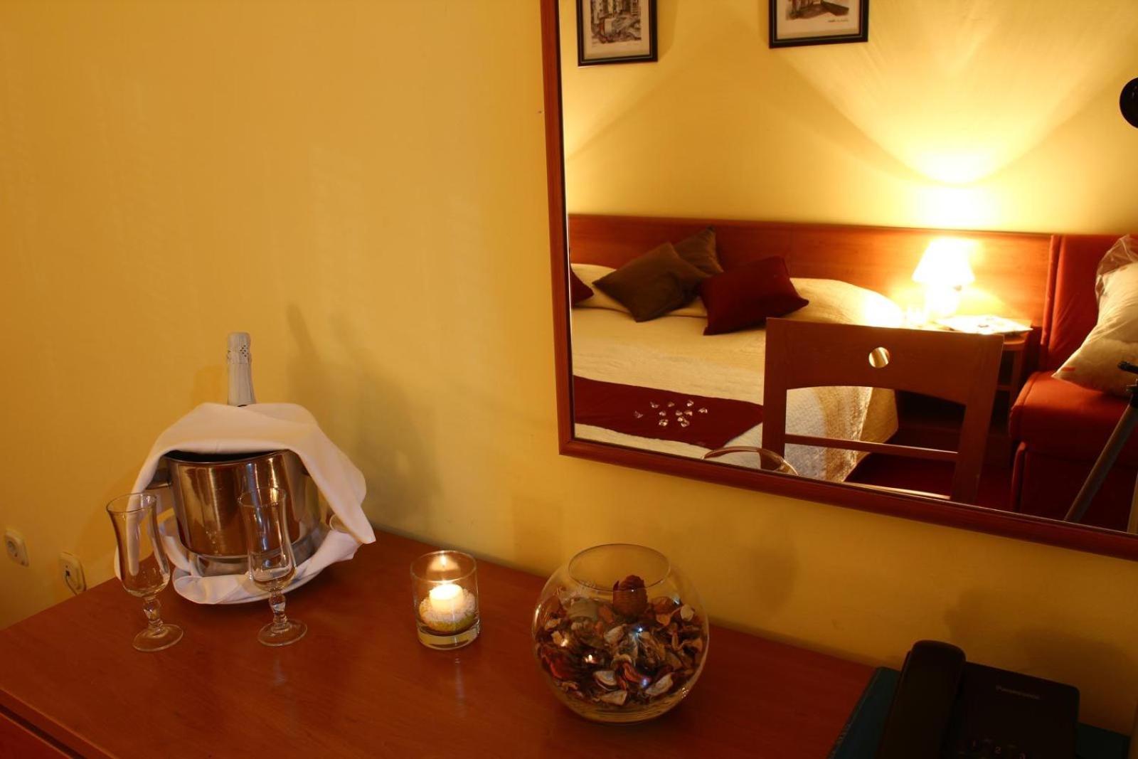 Hotel Pula Bagian luar foto