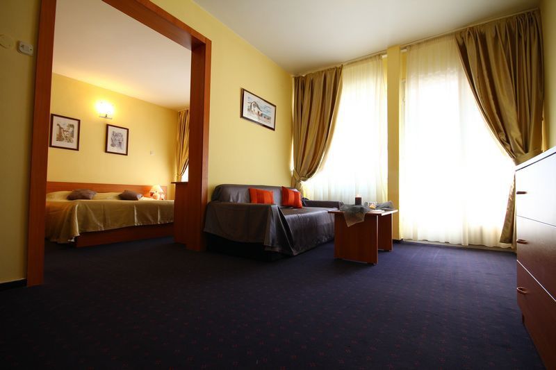 Hotel Pula Bagian luar foto