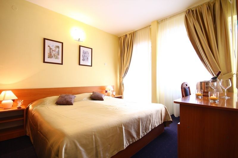 Hotel Pula Bagian luar foto
