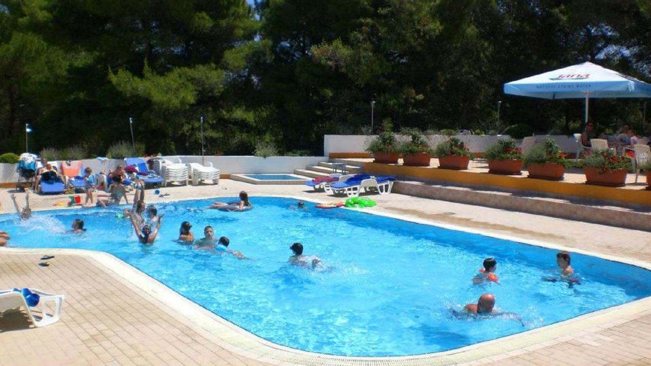 Hotel Pula Bagian luar foto