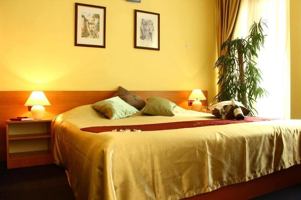 Hotel Pula Bagian luar foto